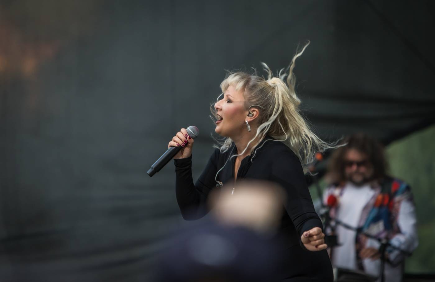 Monkey Business a J.A.R. ukázali, zač je toho Loket. Košile Matěje Rupperta šla opět dolů