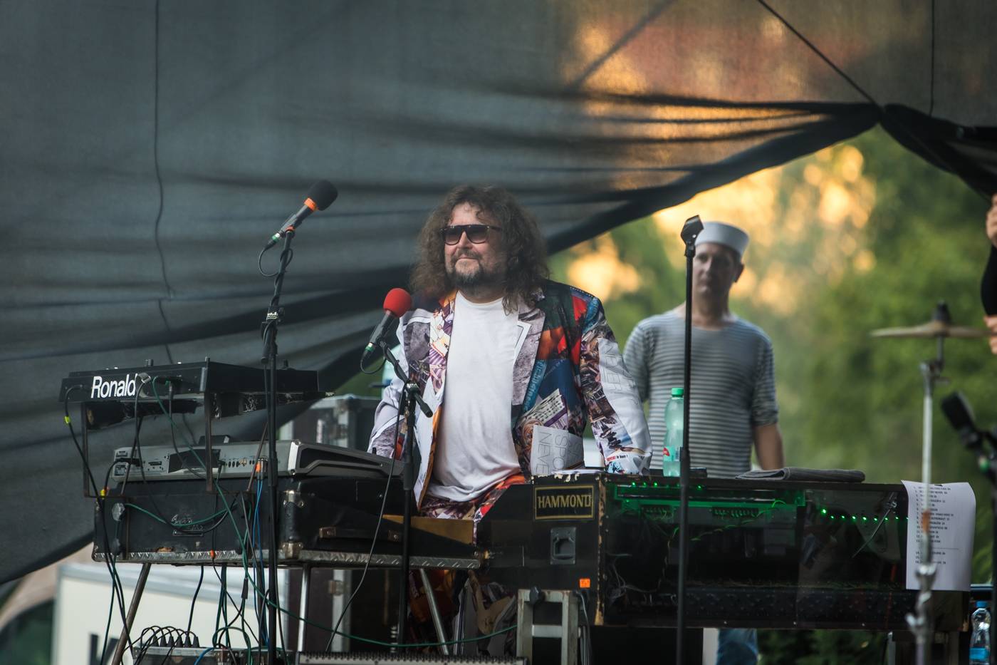 Monkey Business a J.A.R. ukázali, zač je toho Loket. Košile Matěje Rupperta šla opět dolů