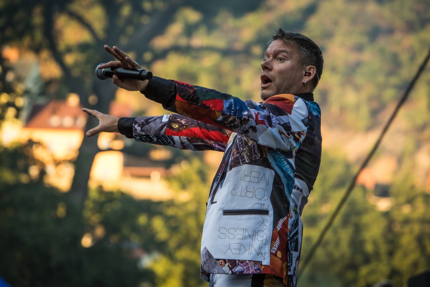 Monkey Business a J.A.R. ukázali, zač je toho Loket. Košile Matěje Rupperta šla opět dolů