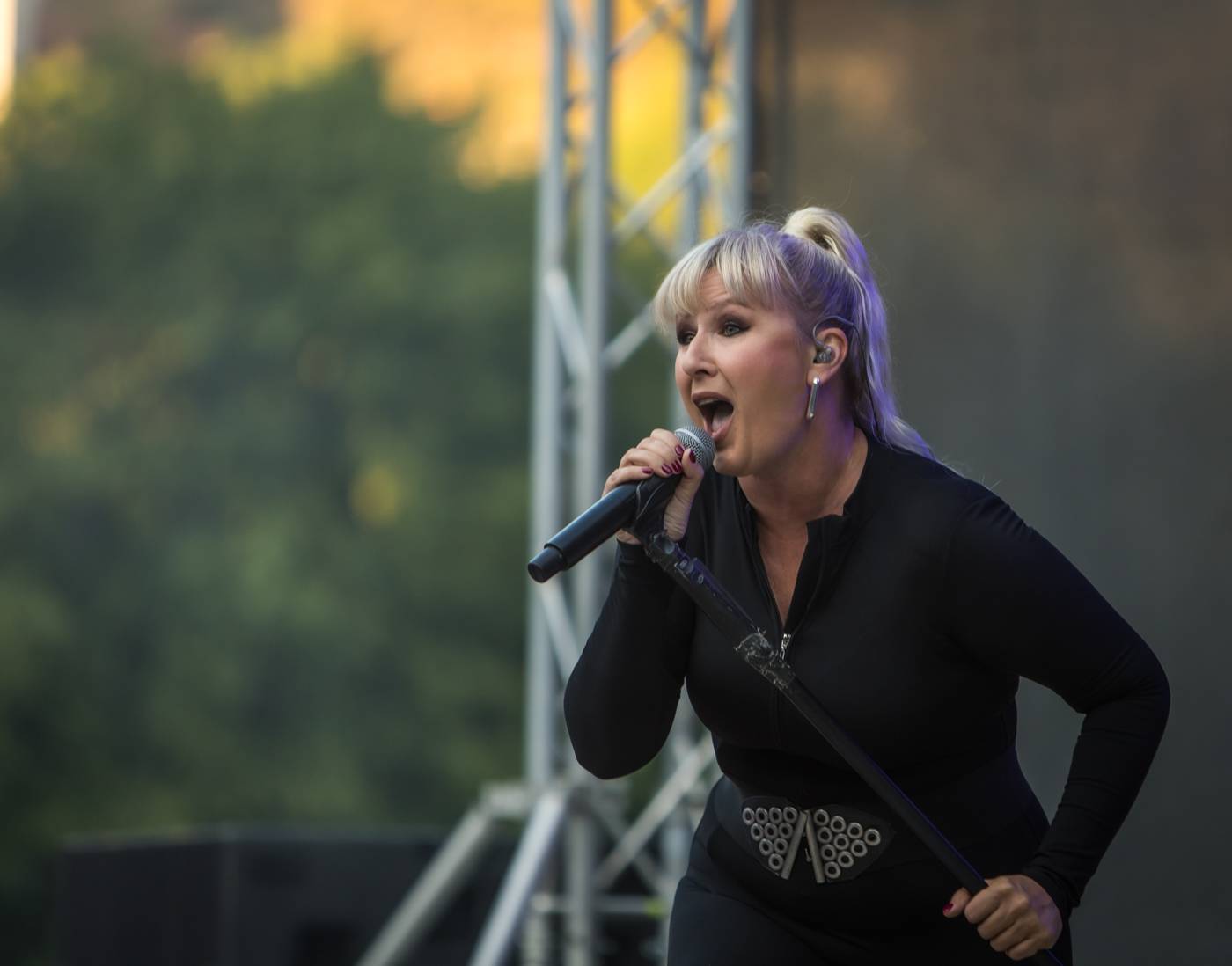 Monkey Business a J.A.R. ukázali, zač je toho Loket. Košile Matěje Rupperta šla opět dolů