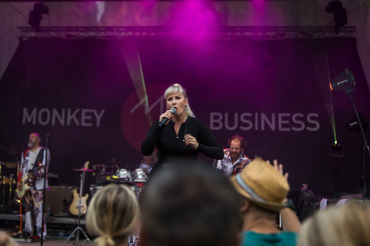 Monkey Business a J.A.R. ukázali, zač je toho Loket. Košile Matěje Rupperta šla opět dolů