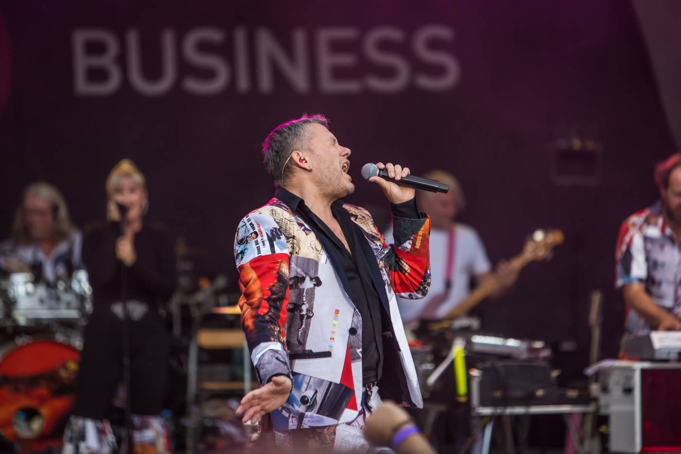 Monkey Business a J.A.R. ukázali, zač je toho Loket. Košile Matěje Rupperta šla opět dolů