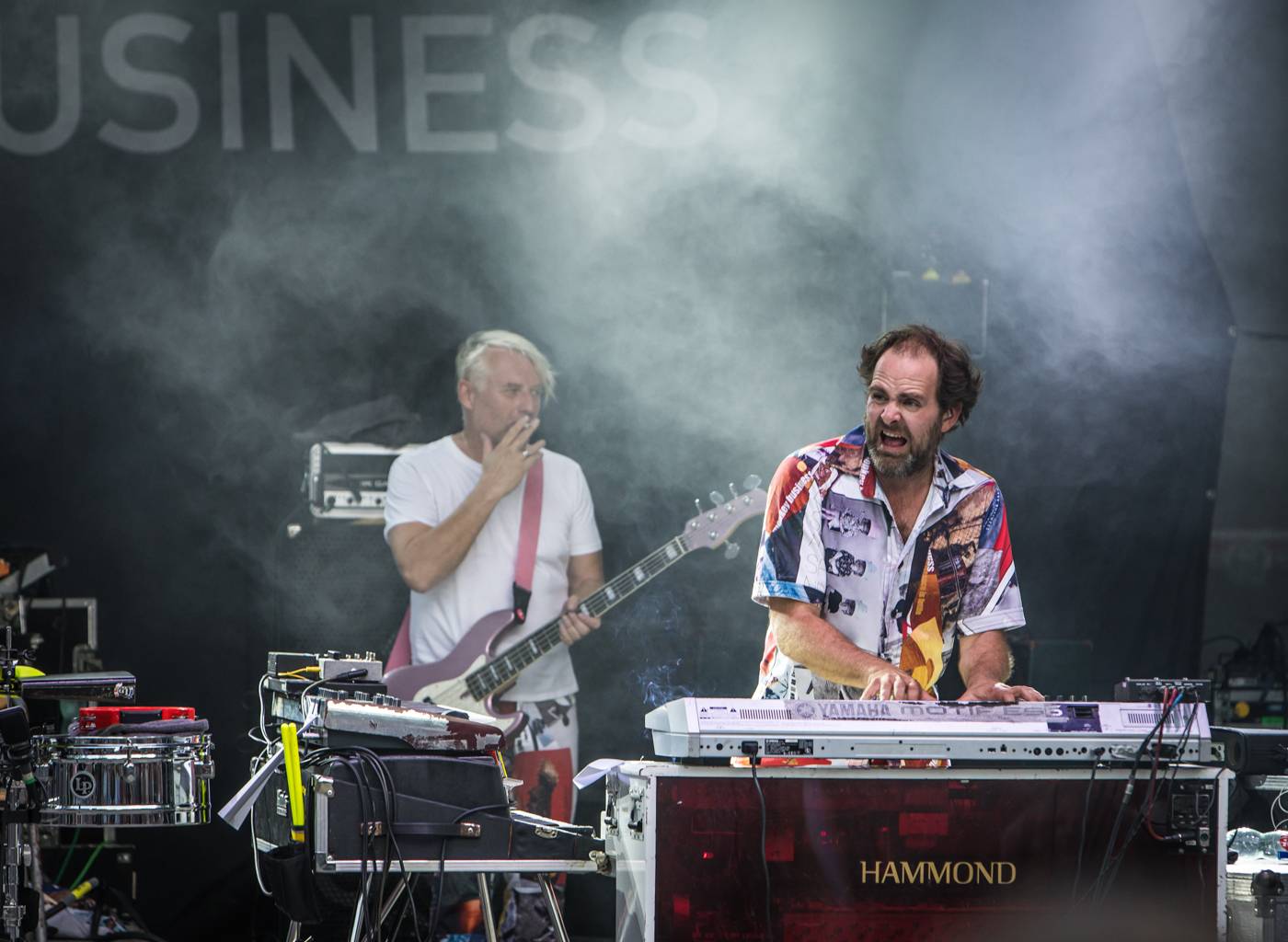 Monkey Business a J.A.R. ukázali, zač je toho Loket. Košile Matěje Rupperta šla opět dolů