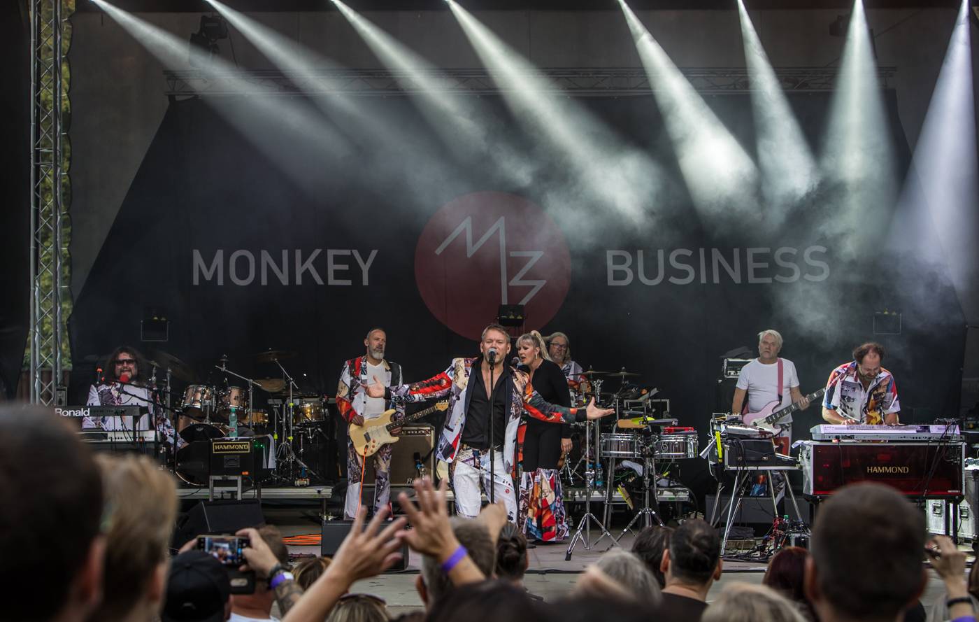 Monkey Business a J.A.R. ukázali, zač je toho Loket. Košile Matěje Rupperta šla opět dolů