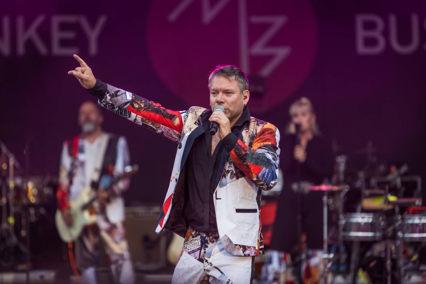 Monkey Business a J.A.R. ukázali, zač je toho Loket. Košile Matěje Rupperta šla opět dolů