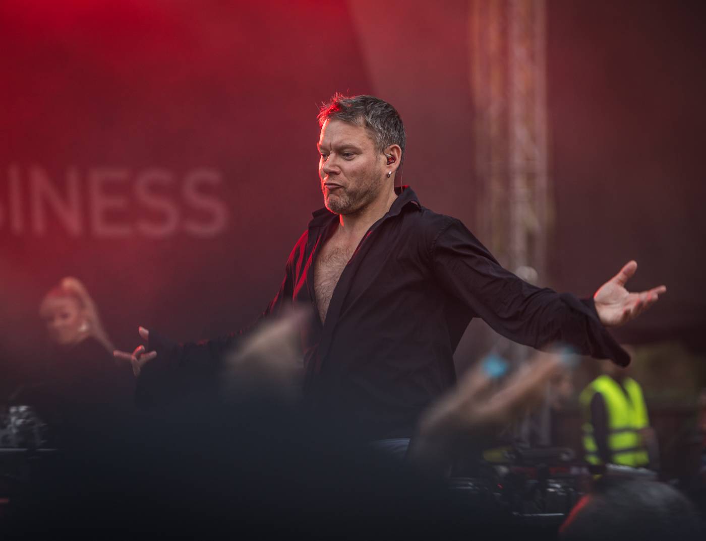 Monkey Business a J.A.R. ukázali, zač je toho Loket. Košile Matěje Rupperta šla opět dolů