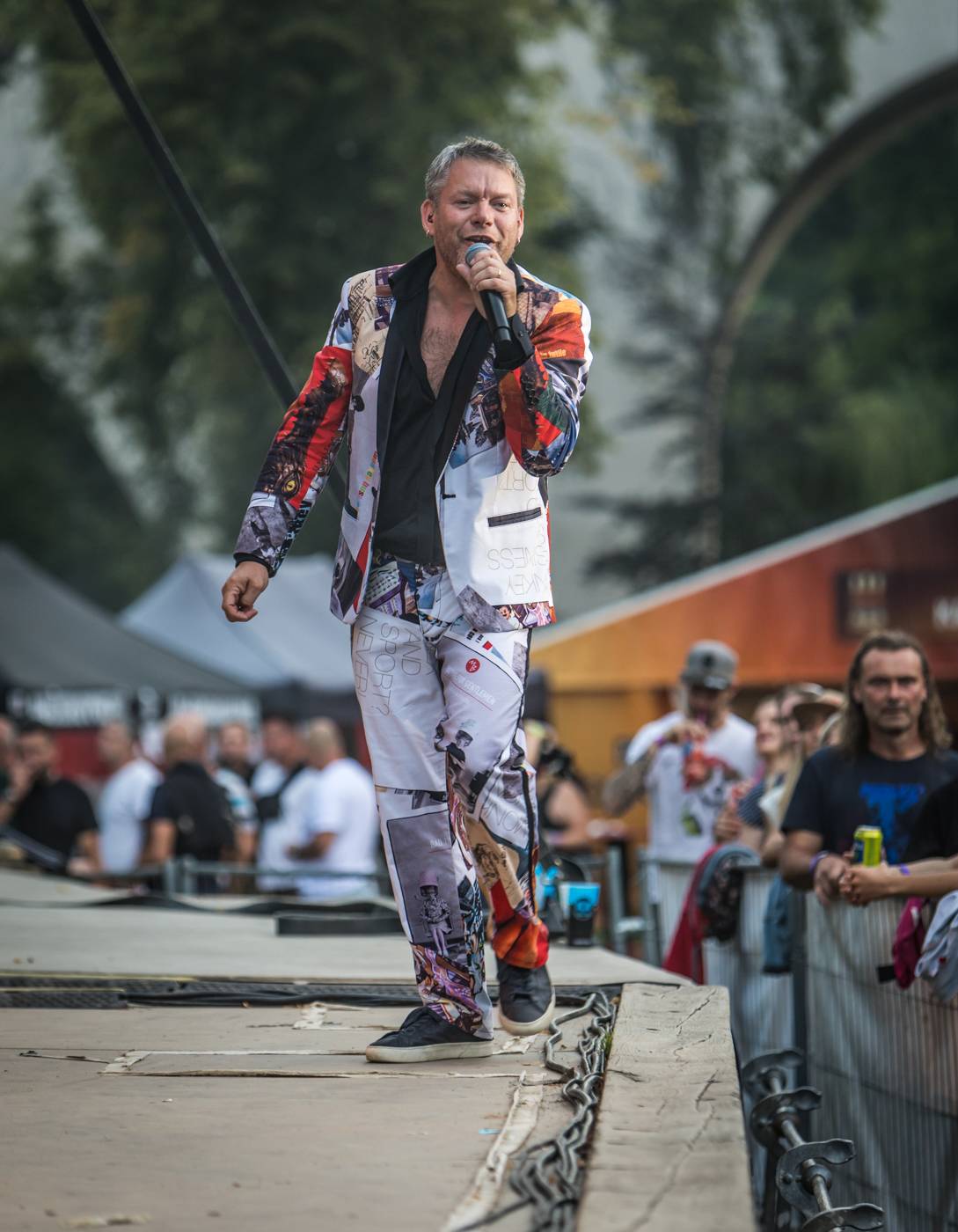 Monkey Business a J.A.R. ukázali, zač je toho Loket. Košile Matěje Rupperta šla opět dolů