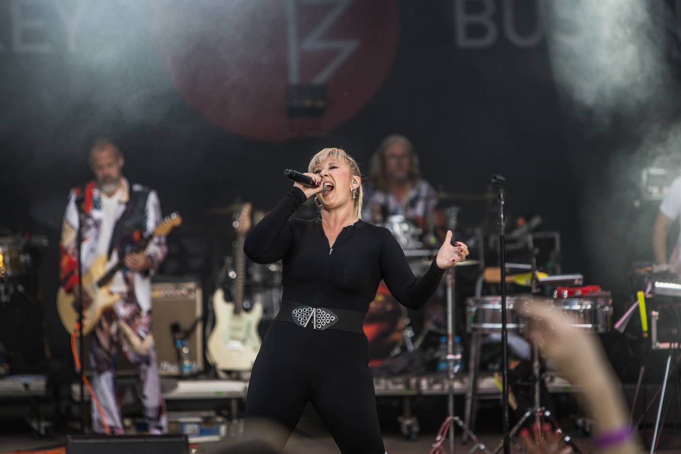 Monkey Business a J.A.R. ukázali, zač je toho Loket. Košile Matěje Rupperta šla opět dolů