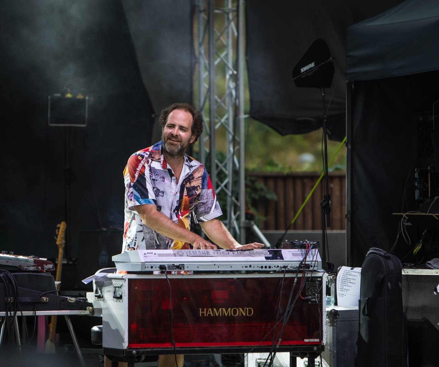 Monkey Business a J.A.R. ukázali, zač je toho Loket. Košile Matěje Rupperta šla opět dolů