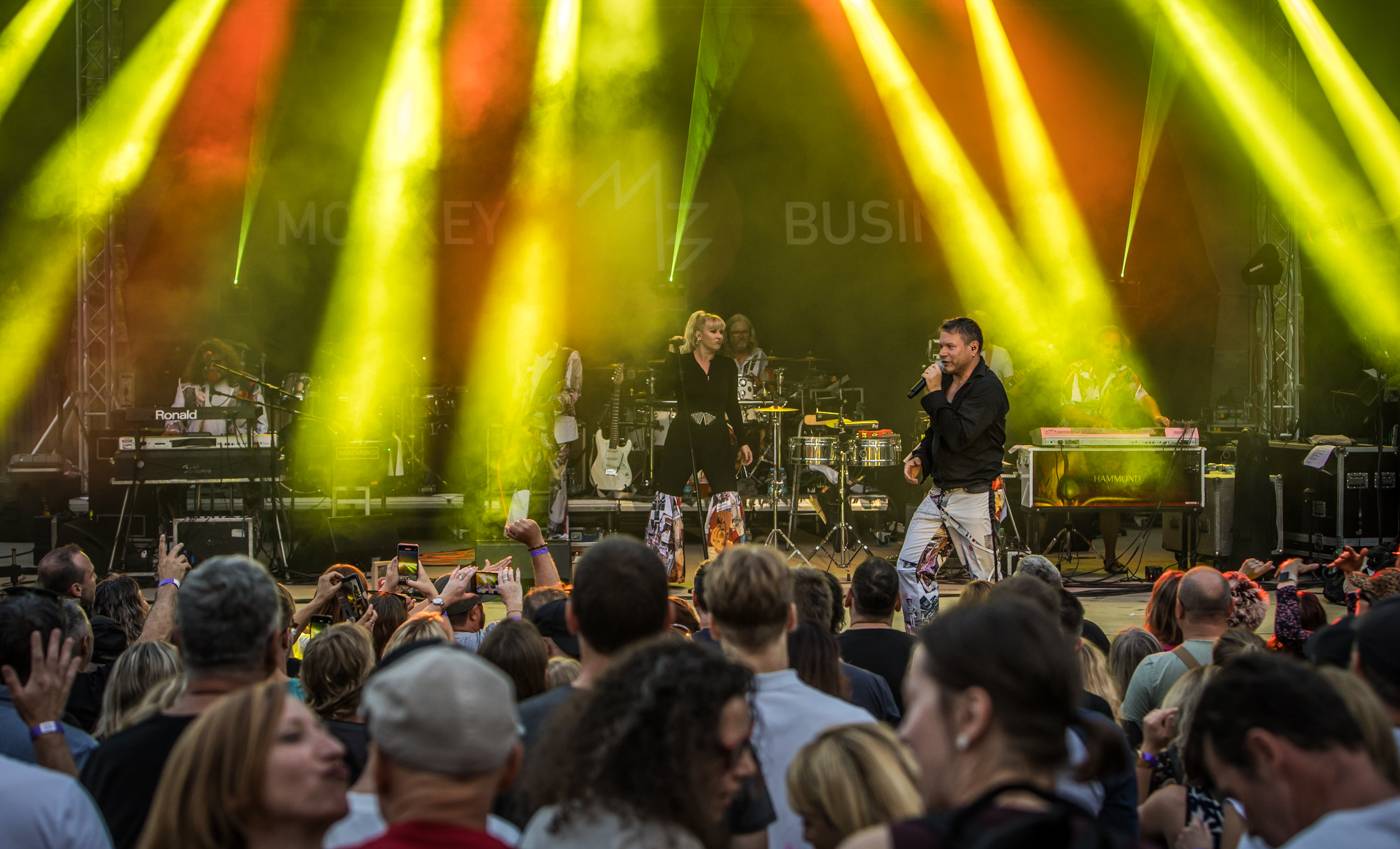 Monkey Business a J.A.R. ukázali, zač je toho Loket. Košile Matěje Rupperta šla opět dolů