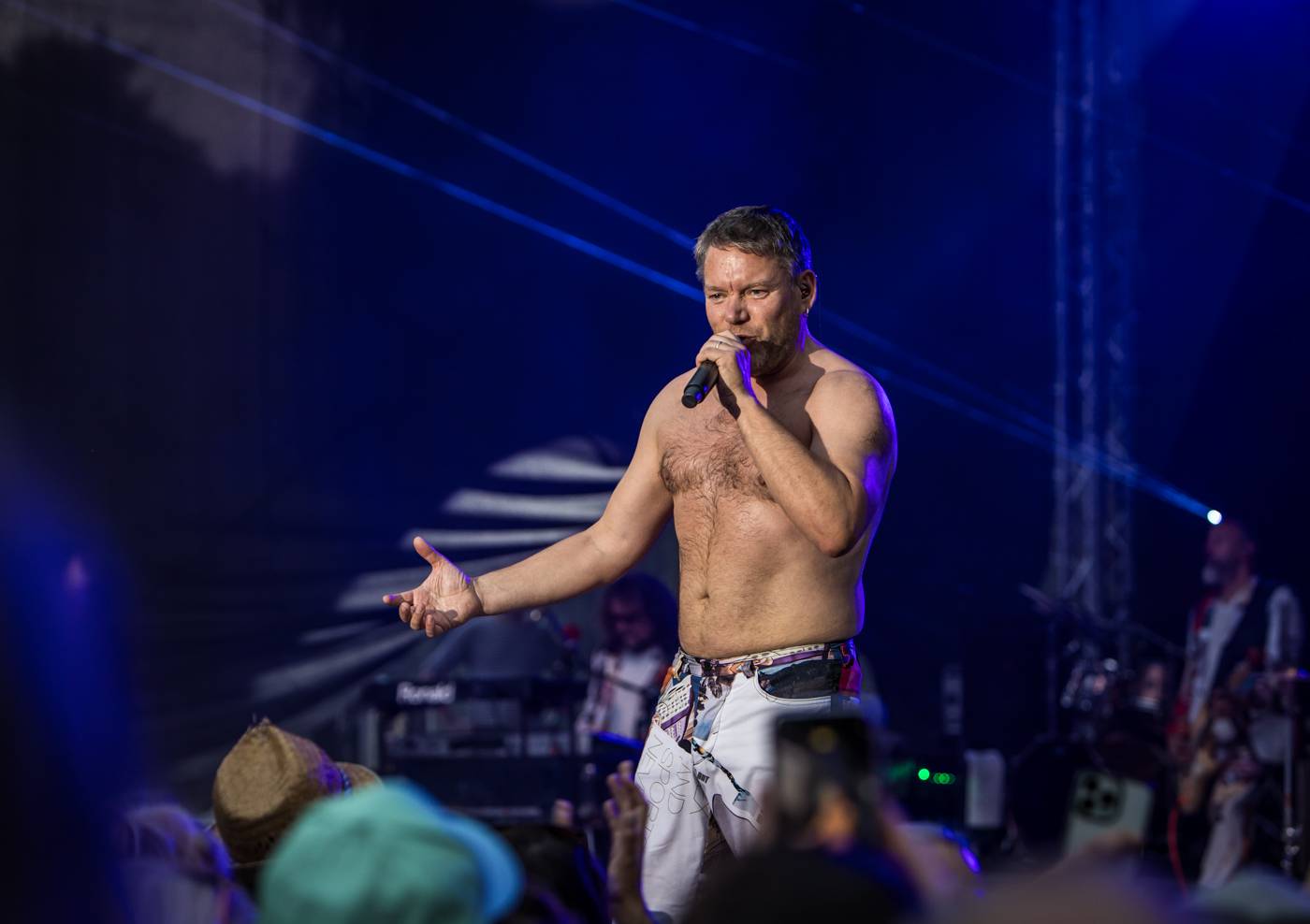 Monkey Business a J.A.R. ukázali, zač je toho Loket. Košile Matěje Rupperta šla opět dolů