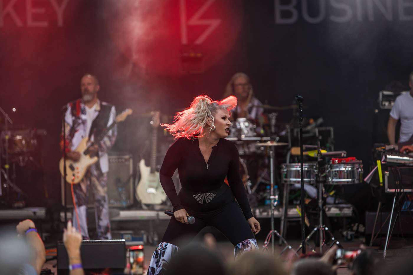 Monkey Business a J.A.R. ukázali, zač je toho Loket. Košile Matěje Rupperta šla opět dolů