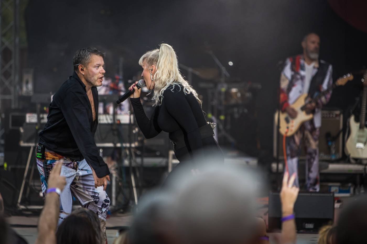 Monkey Business a J.A.R. ukázali, zač je toho Loket. Košile Matěje Rupperta šla opět dolů