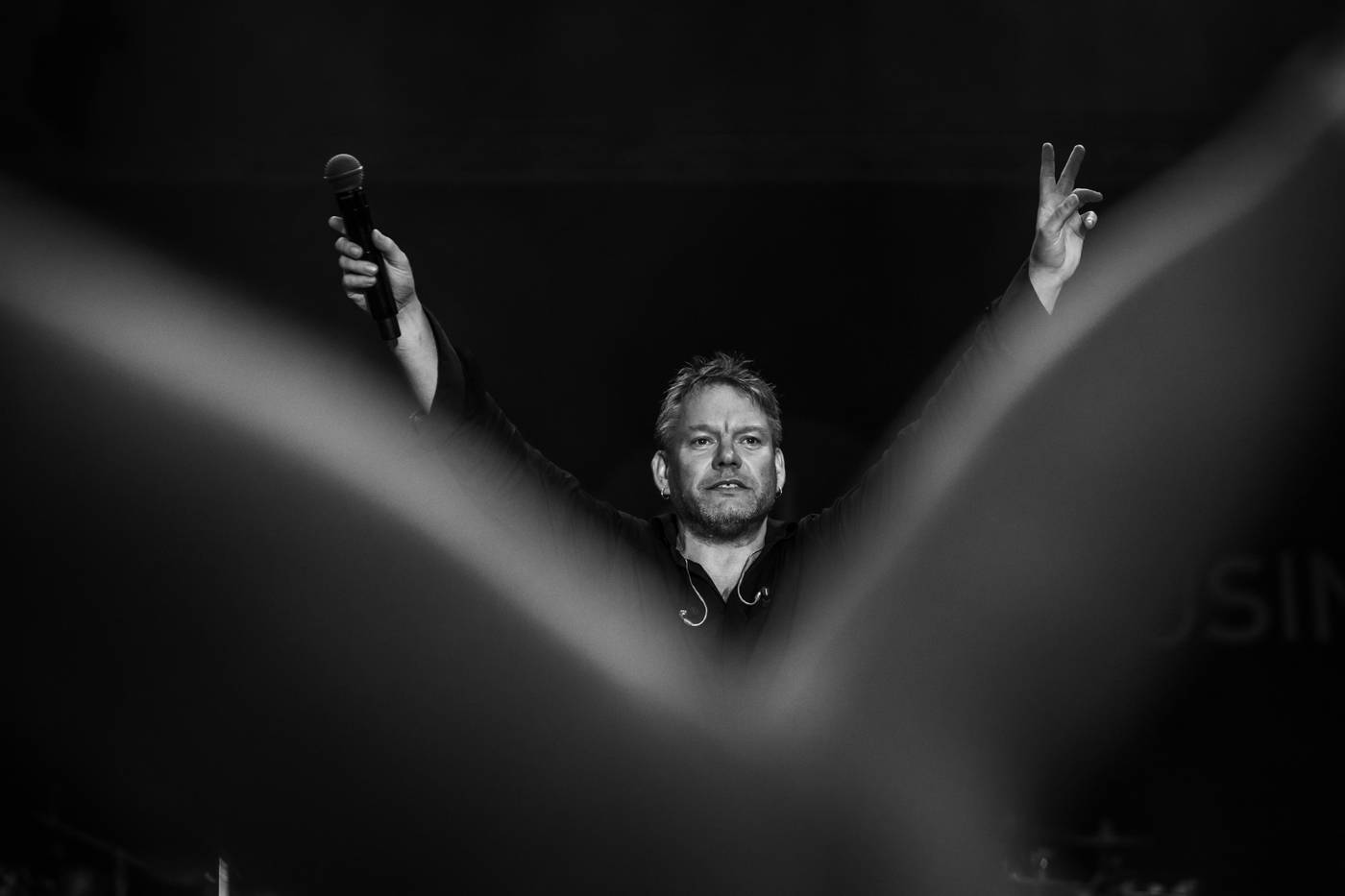 Monkey Business a J.A.R. ukázali, zač je toho Loket. Košile Matěje Rupperta šla opět dolů