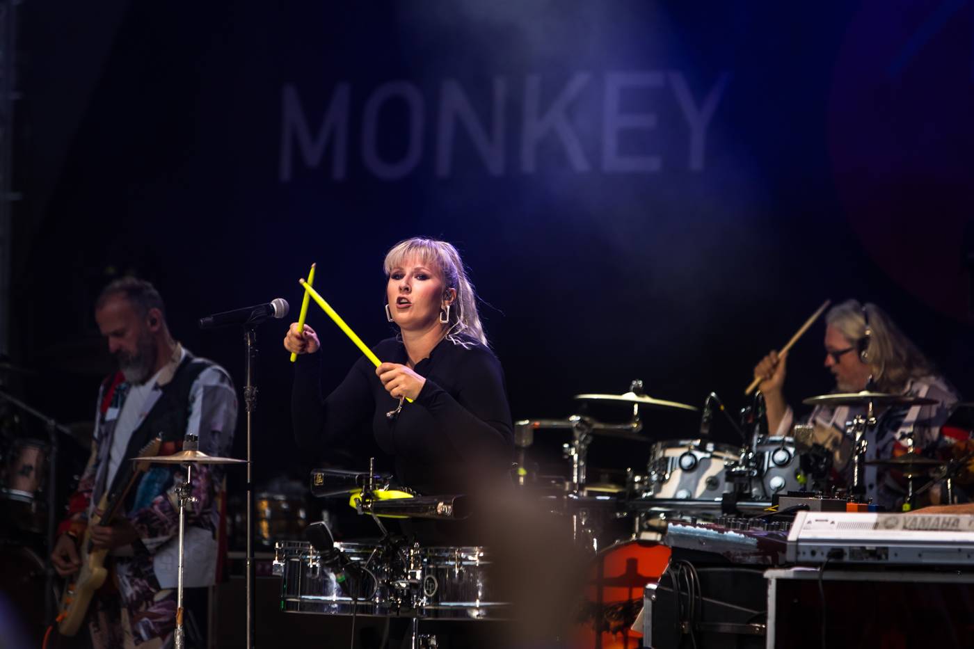 Monkey Business a J.A.R. ukázali, zač je toho Loket. Košile Matěje Rupperta šla opět dolů