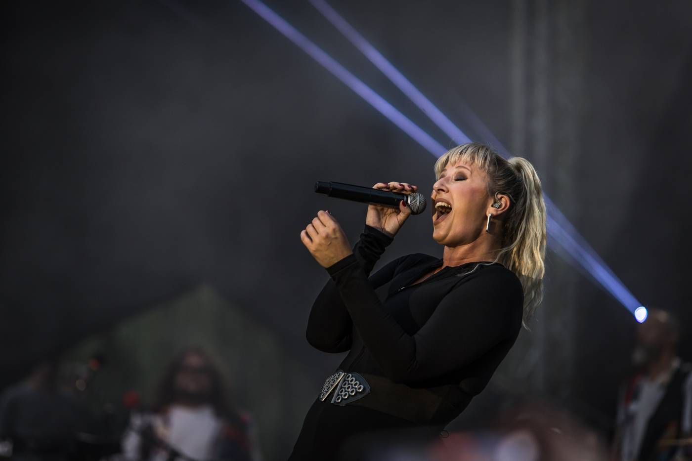 Monkey Business a J.A.R. ukázali, zač je toho Loket. Košile Matěje Rupperta šla opět dolů