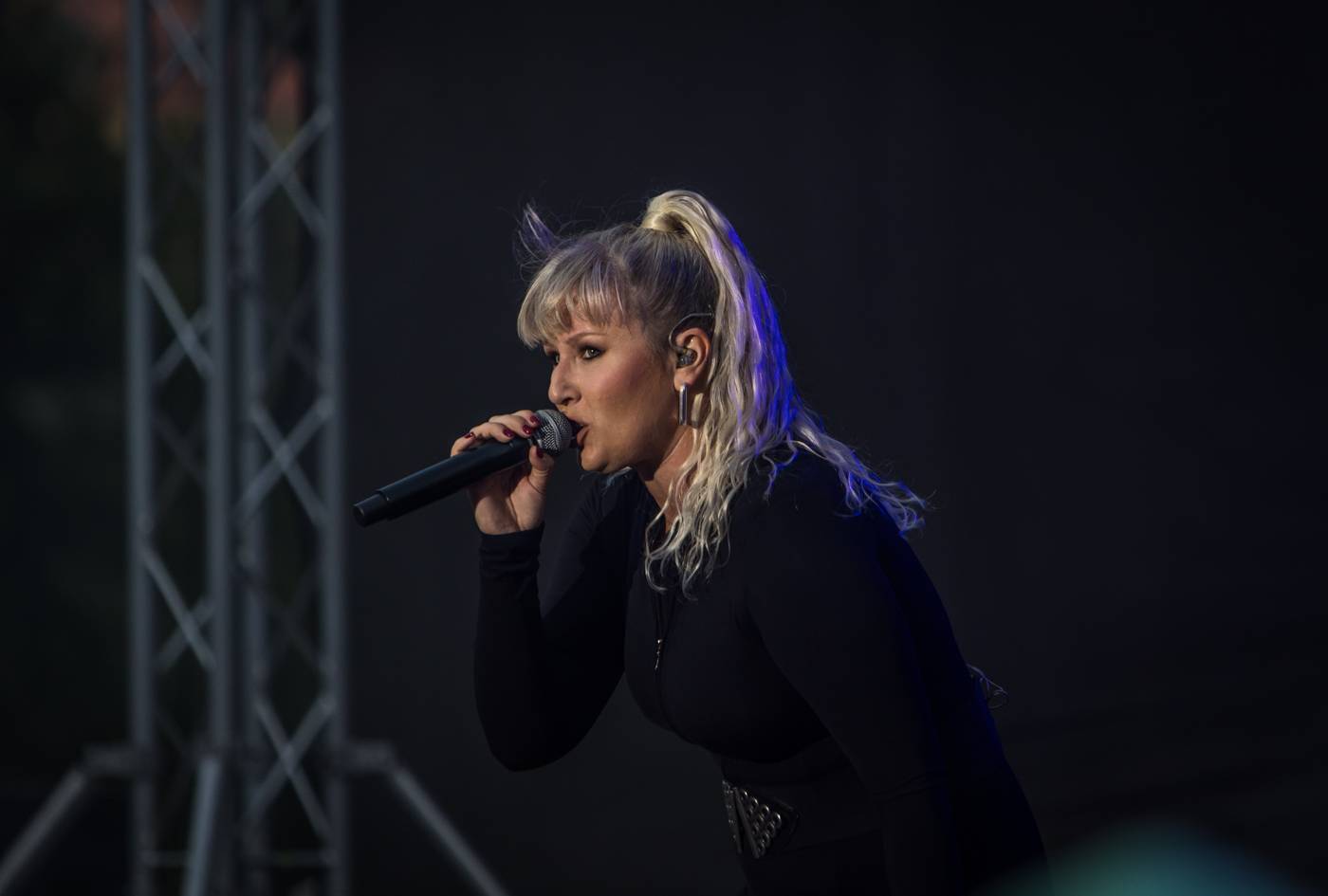 Monkey Business a J.A.R. ukázali, zač je toho Loket. Košile Matěje Rupperta šla opět dolů