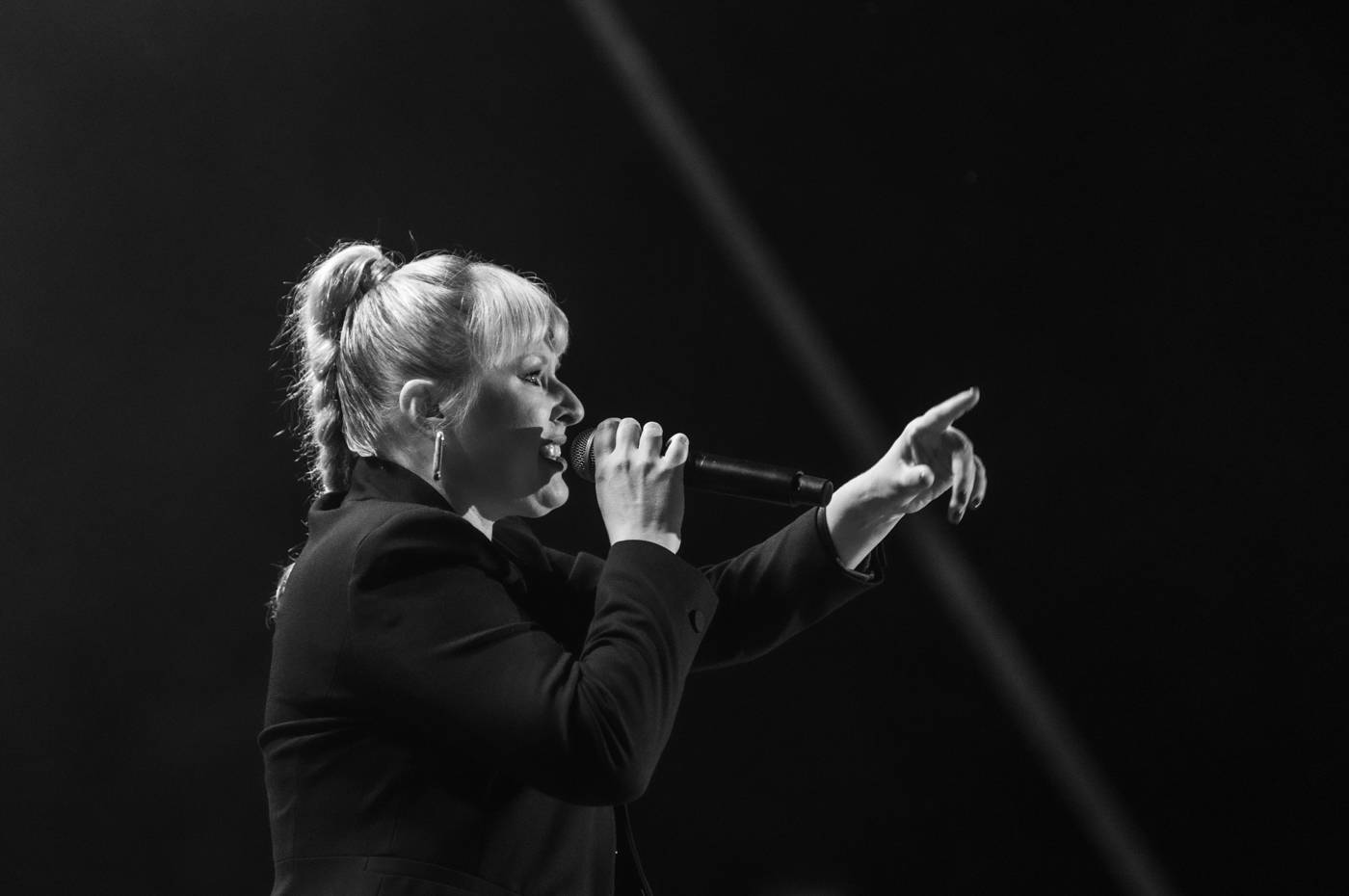 Monkey Business a J.A.R. ukázali, zač je toho Loket. Košile Matěje Rupperta šla opět dolů