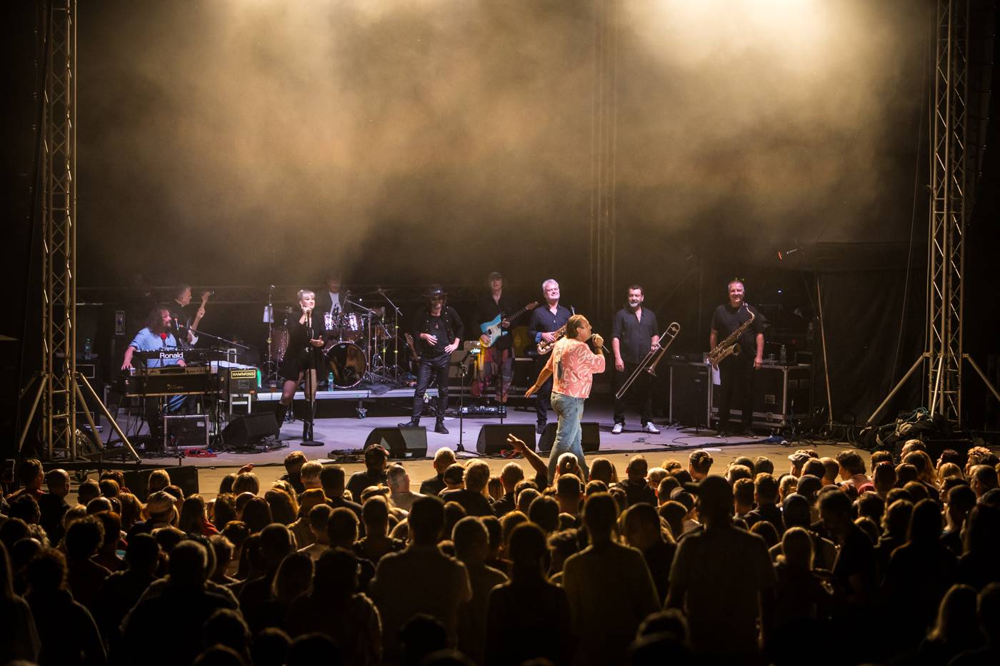 Monkey Business a J.A.R. ukázali, zač je toho Loket. Košile Matěje Rupperta šla opět dolů