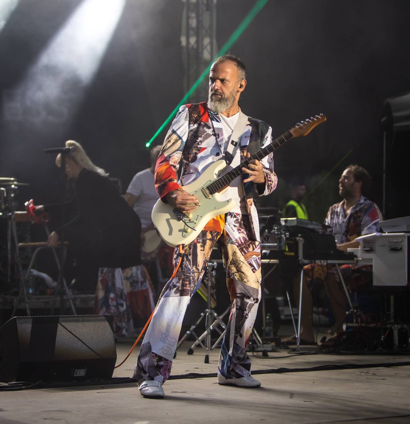 Monkey Business a J.A.R. ukázali, zač je toho Loket. Košile Matěje Rupperta šla opět dolů