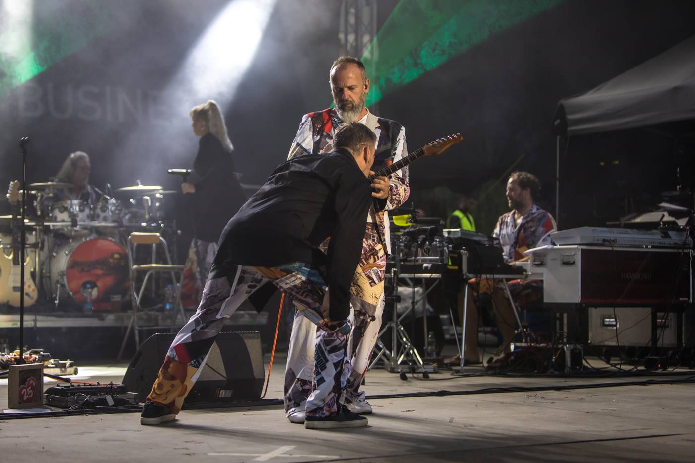 Monkey Business a J.A.R. ukázali, zač je toho Loket. Košile Matěje Rupperta šla opět dolů