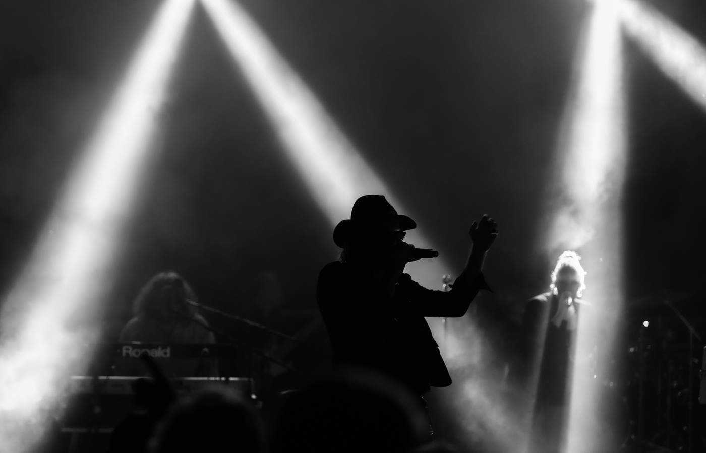 Monkey Business a J.A.R. ukázali, zač je toho Loket. Košile Matěje Rupperta šla opět dolů