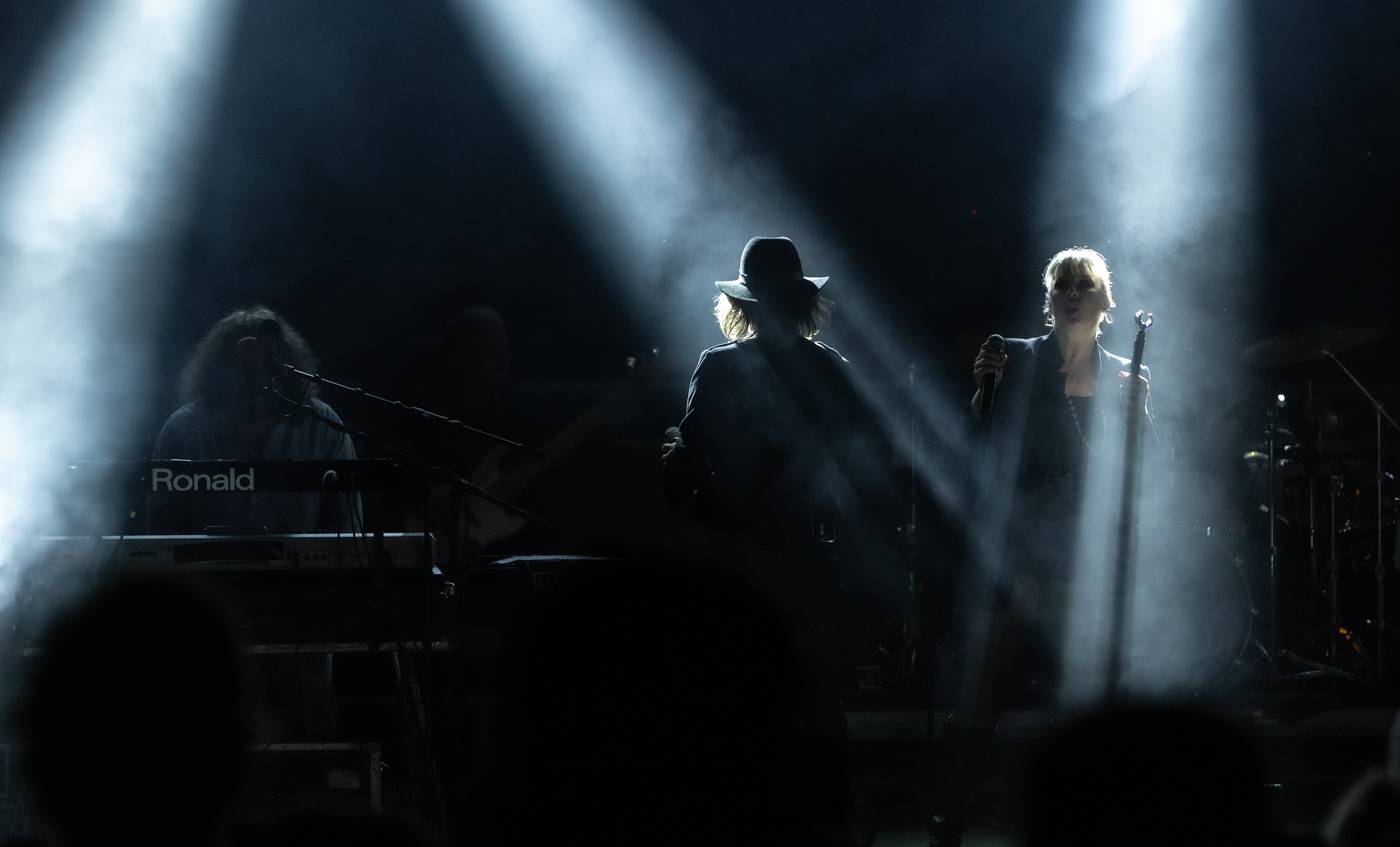 Monkey Business a J.A.R. ukázali, zač je toho Loket. Košile Matěje Rupperta šla opět dolů