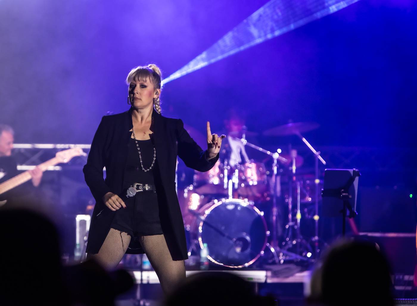 Monkey Business a J.A.R. ukázali, zač je toho Loket. Košile Matěje Rupperta šla opět dolů