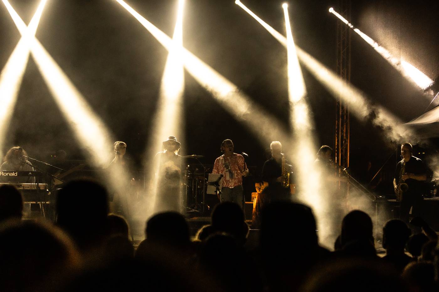 Monkey Business a J.A.R. ukázali, zač je toho Loket. Košile Matěje Rupperta šla opět dolů