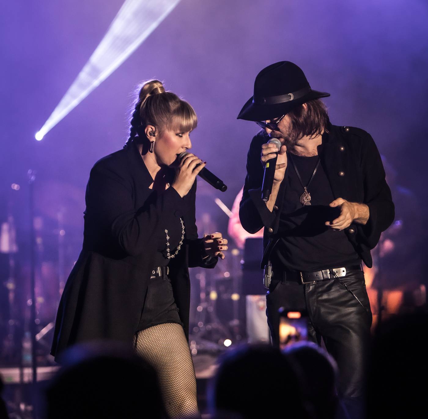 Monkey Business a J.A.R. ukázali, zač je toho Loket. Košile Matěje Rupperta šla opět dolů