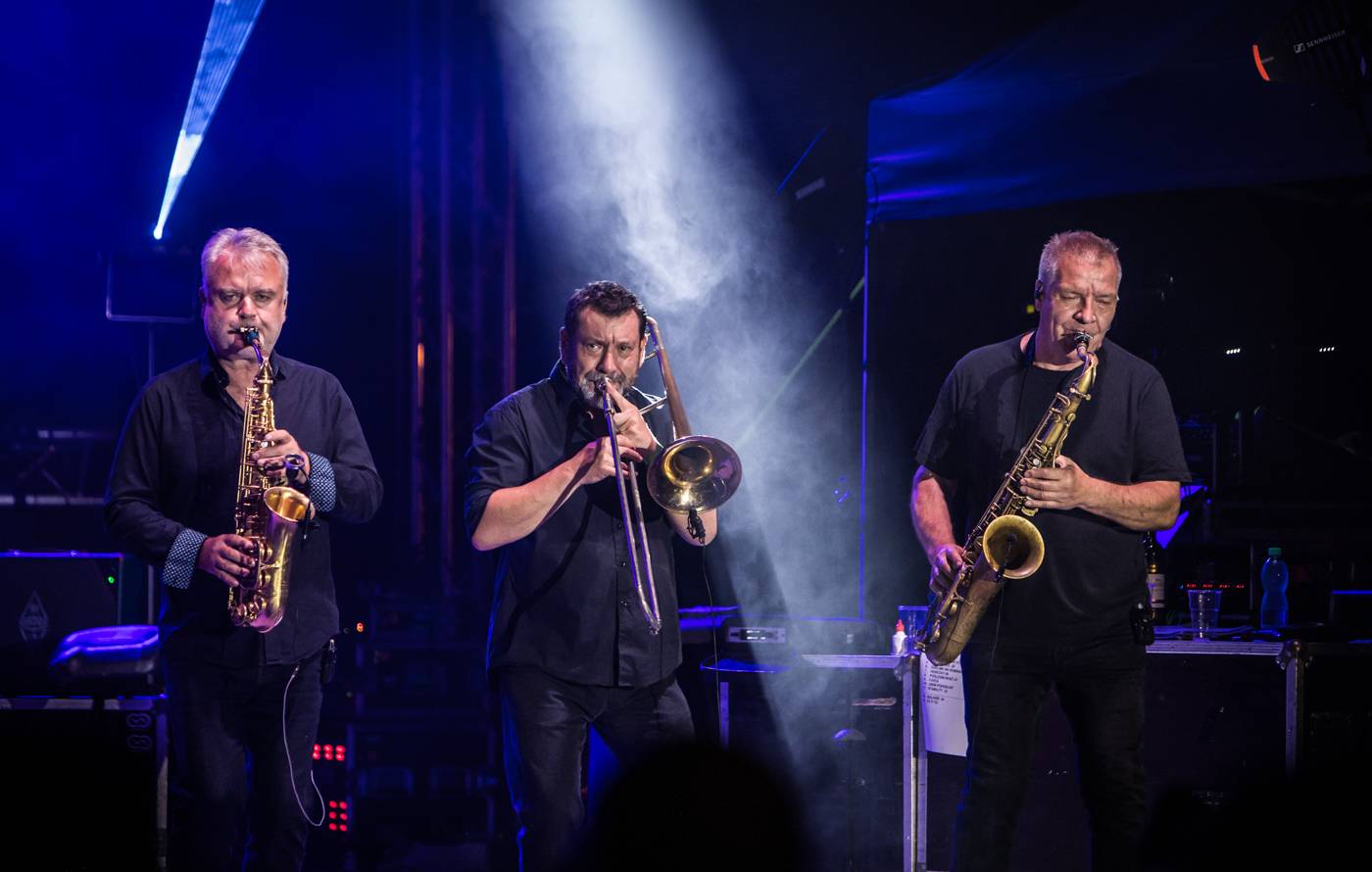 Monkey Business a J.A.R. ukázali, zač je toho Loket. Košile Matěje Rupperta šla opět dolů