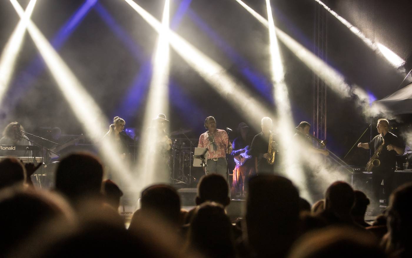 Monkey Business a J.A.R. ukázali, zač je toho Loket. Košile Matěje Rupperta šla opět dolů