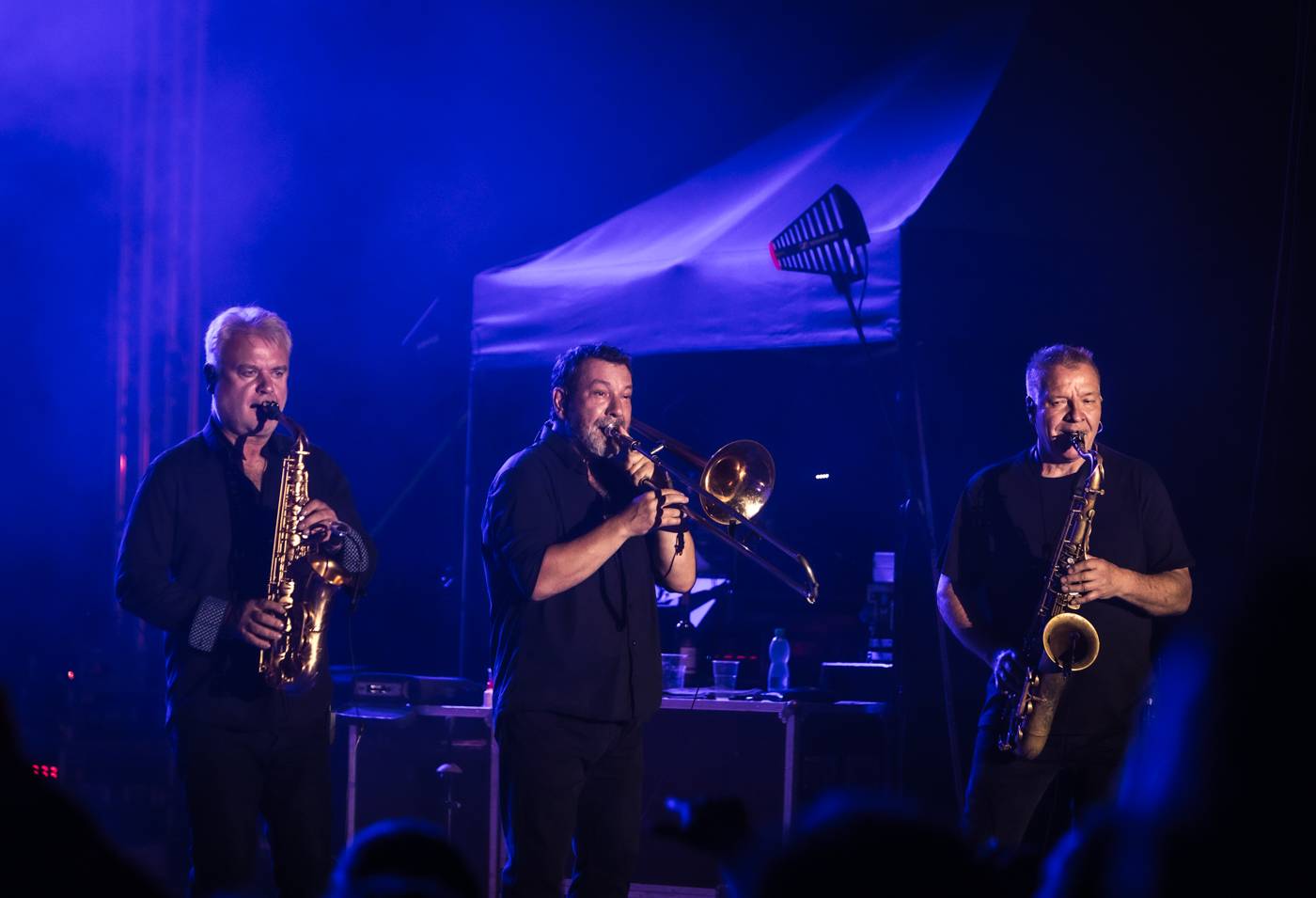 Monkey Business a J.A.R. ukázali, zač je toho Loket. Košile Matěje Rupperta šla opět dolů