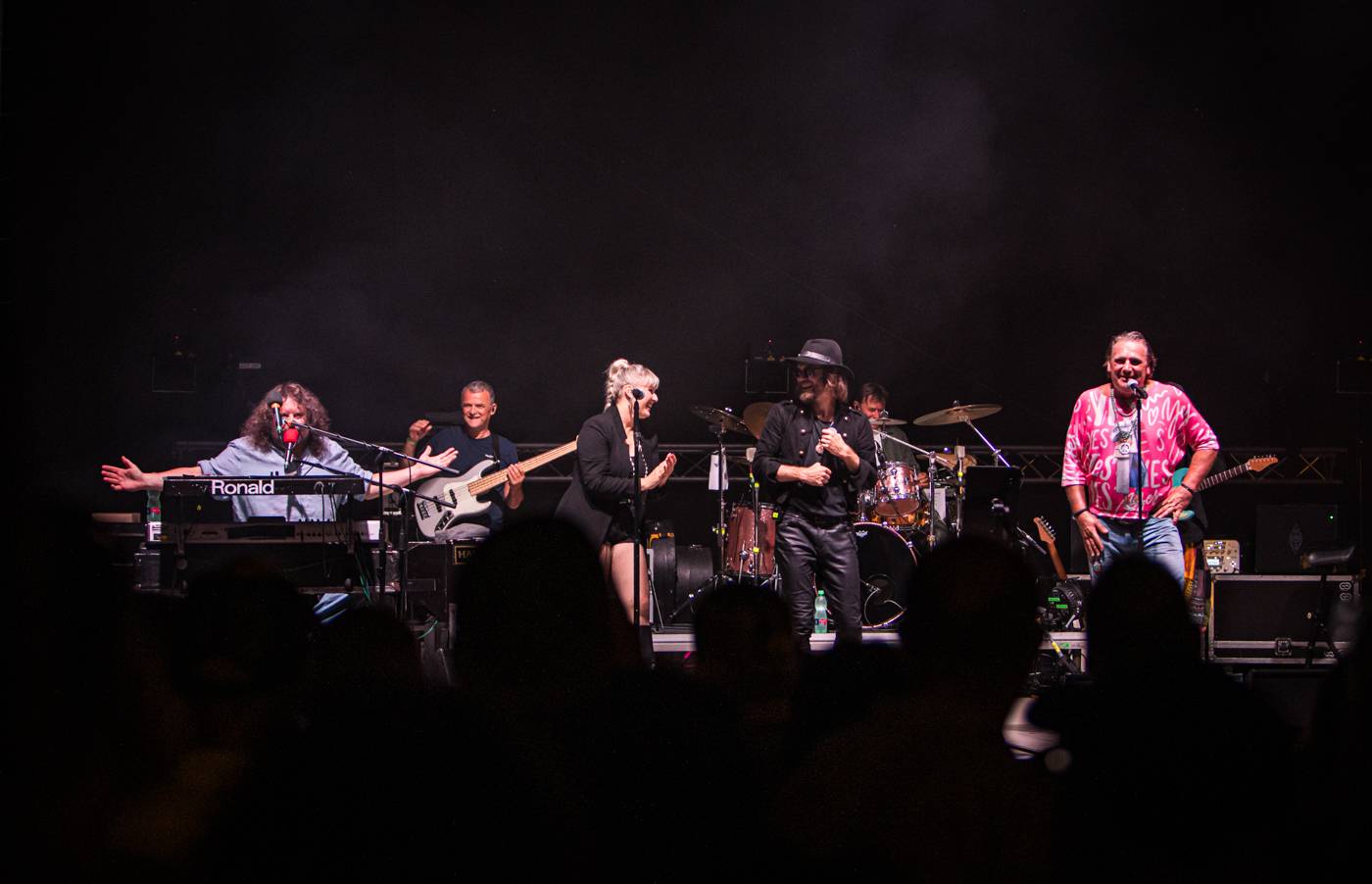 Monkey Business a J.A.R. ukázali, zač je toho Loket. Košile Matěje Rupperta šla opět dolů