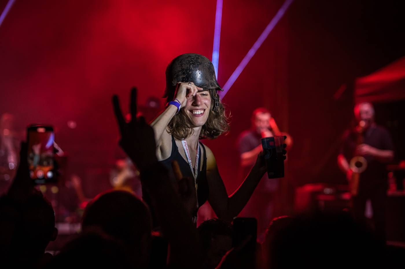 Monkey Business a J.A.R. ukázali, zač je toho Loket. Košile Matěje Rupperta šla opět dolů