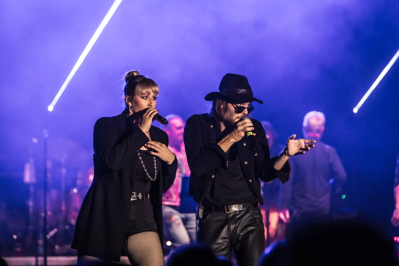 Monkey Business a J.A.R. ukázali, zač je toho Loket. Košile Matěje Rupperta šla opět dolů