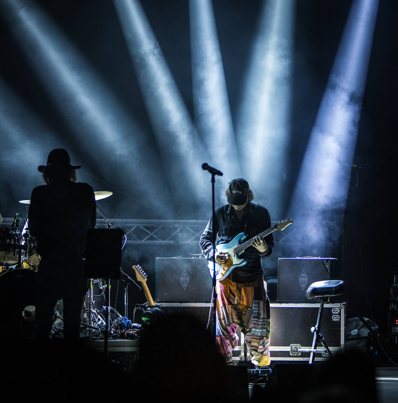 Monkey Business a J.A.R. ukázali, zač je toho Loket. Košile Matěje Rupperta šla opět dolů