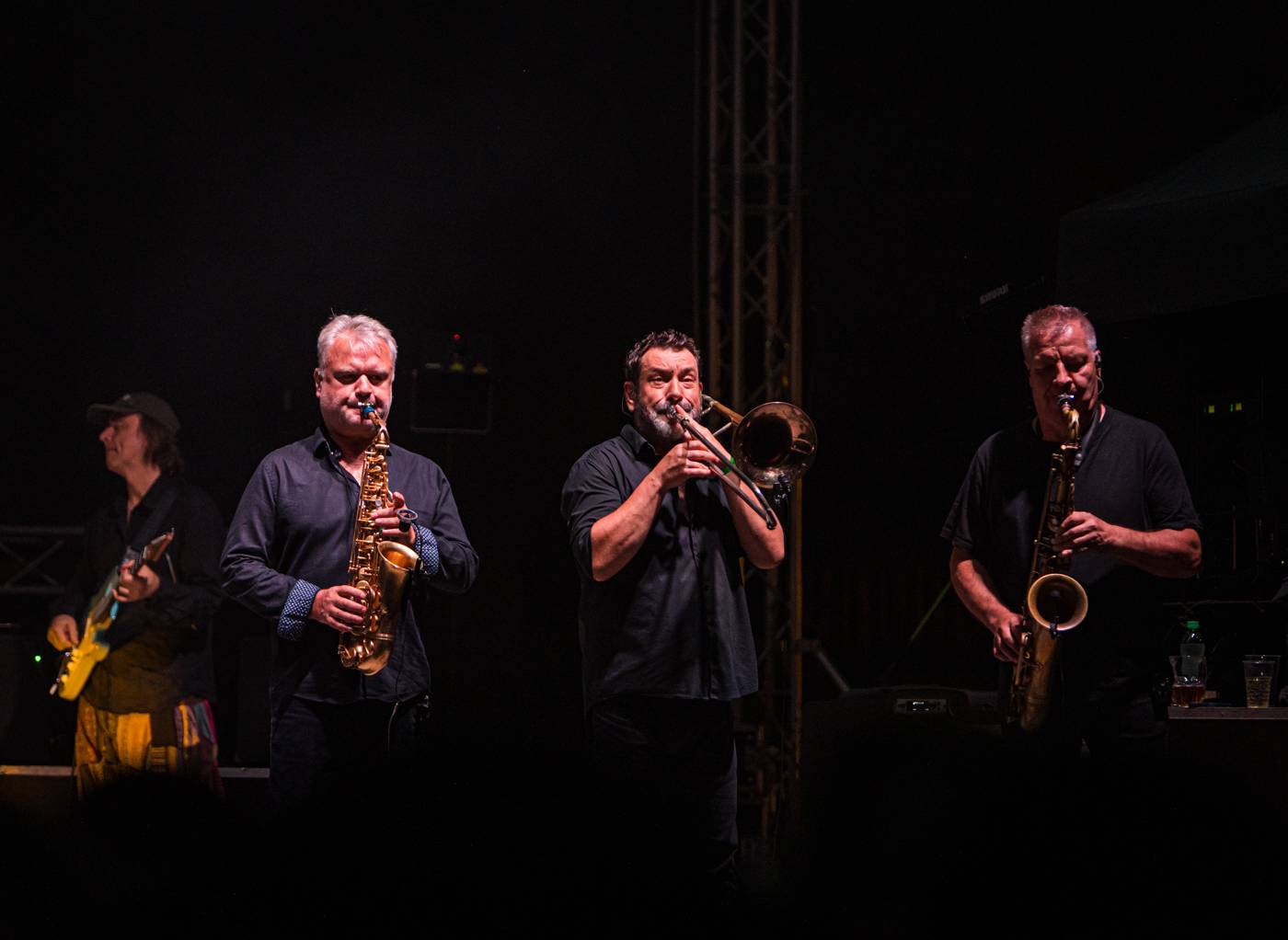 Monkey Business a J.A.R. ukázali, zač je toho Loket. Košile Matěje Rupperta šla opět dolů