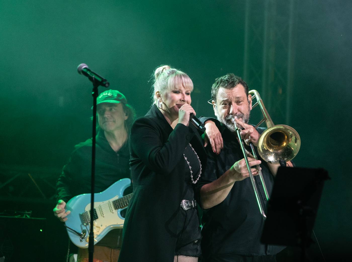 Monkey Business a J.A.R. ukázali, zač je toho Loket. Košile Matěje Rupperta šla opět dolů