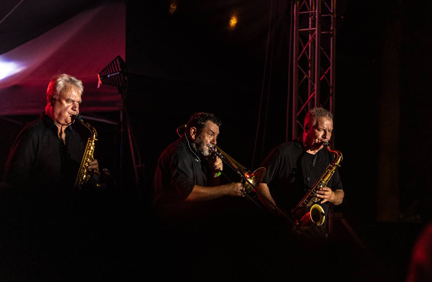 Monkey Business a J.A.R. ukázali, zač je toho Loket. Košile Matěje Rupperta šla opět dolů