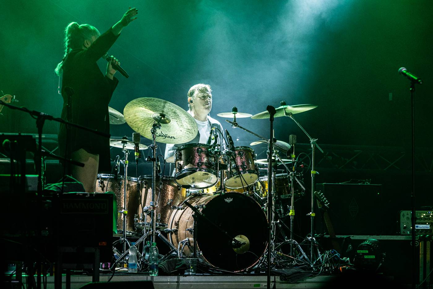 Monkey Business a J.A.R. ukázali, zač je toho Loket. Košile Matěje Rupperta šla opět dolů