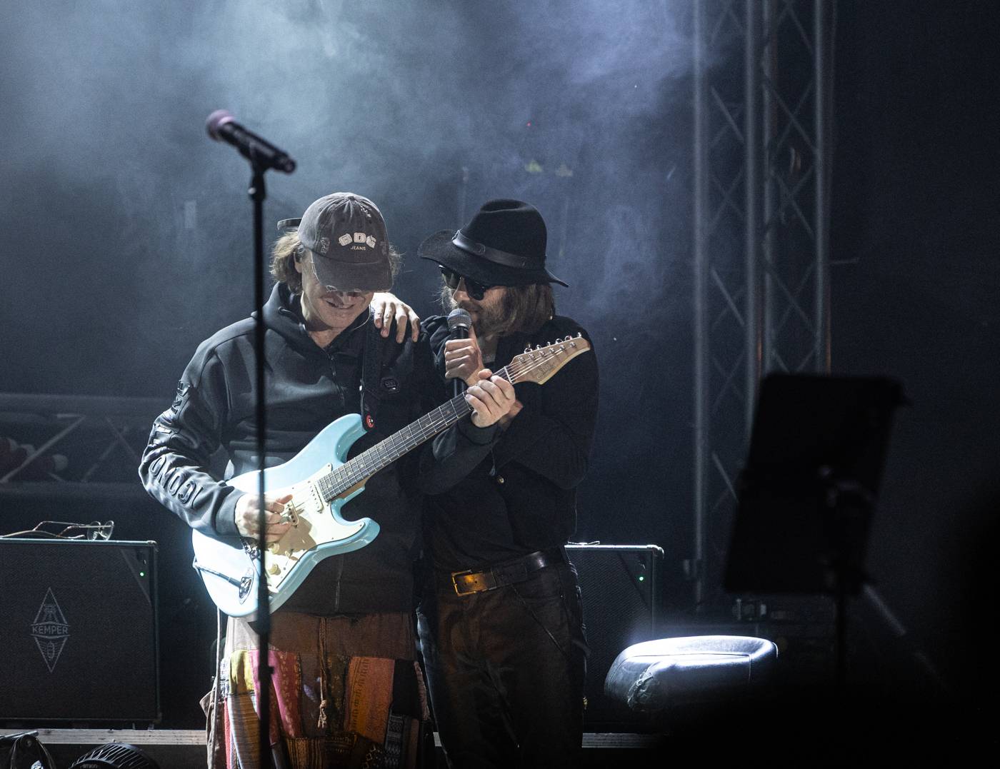 Monkey Business a J.A.R. ukázali, zač je toho Loket. Košile Matěje Rupperta šla opět dolů