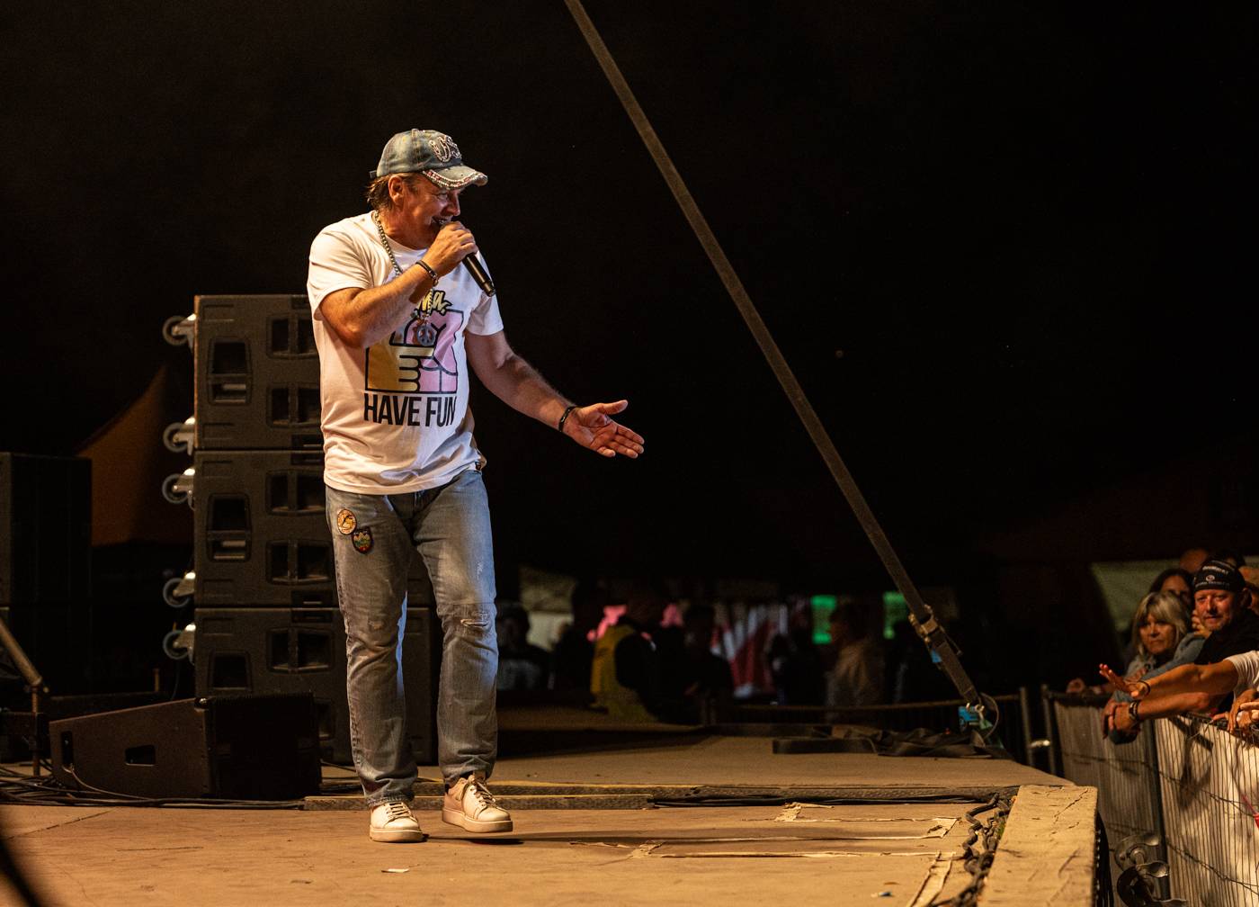 Monkey Business a J.A.R. ukázali, zač je toho Loket. Košile Matěje Rupperta šla opět dolů