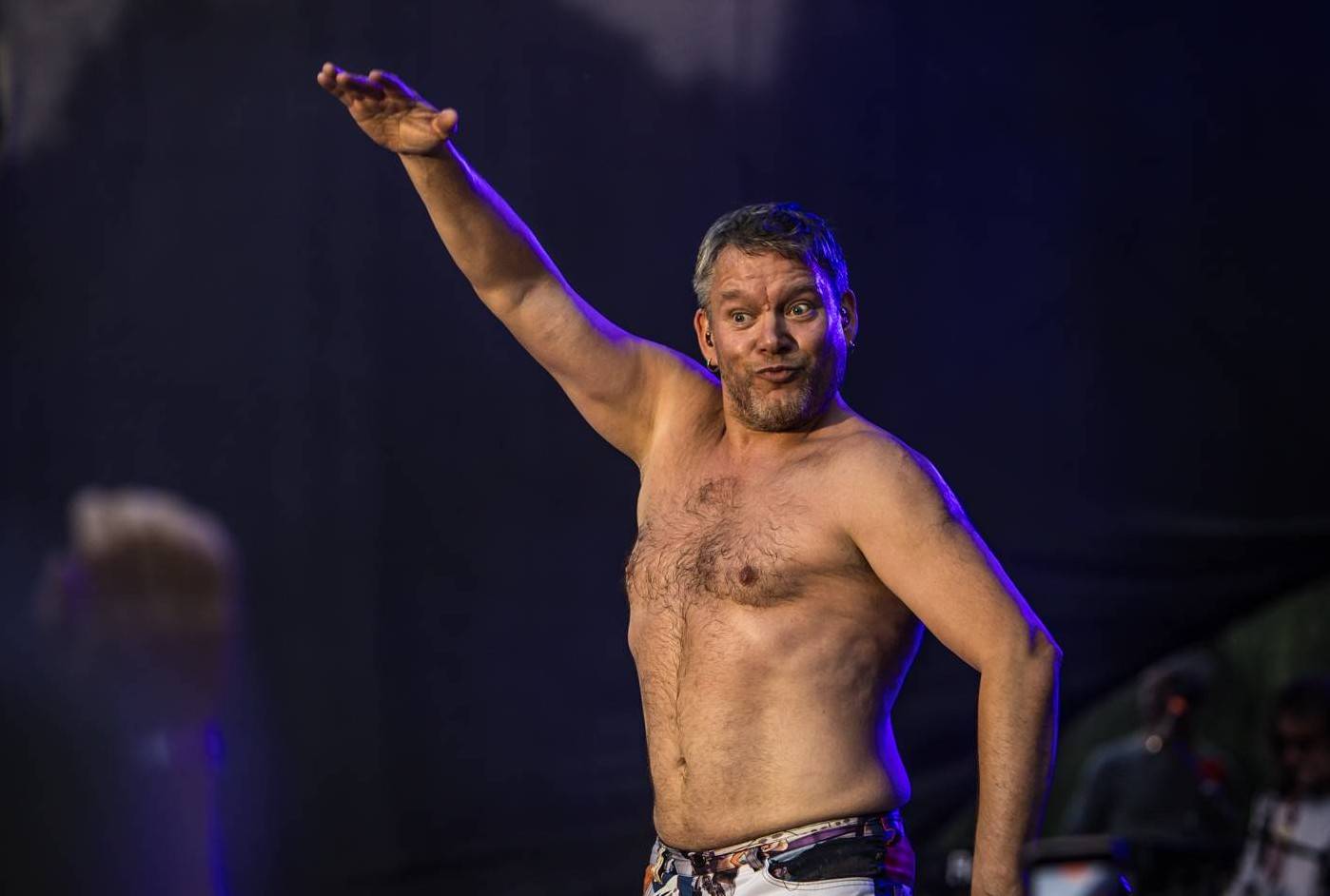 Monkey Business a J.A.R. ukázali, zač je toho Loket. Košile Matěje Rupperta šla opět dolů