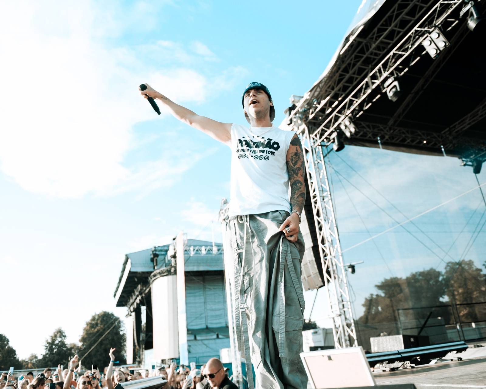 Na Hradech CZ bylo horko nejen kvůli vysokým teplotám. Ben Cristovao a Sofian Medjmedj rozžhavili na Veveří fanynky