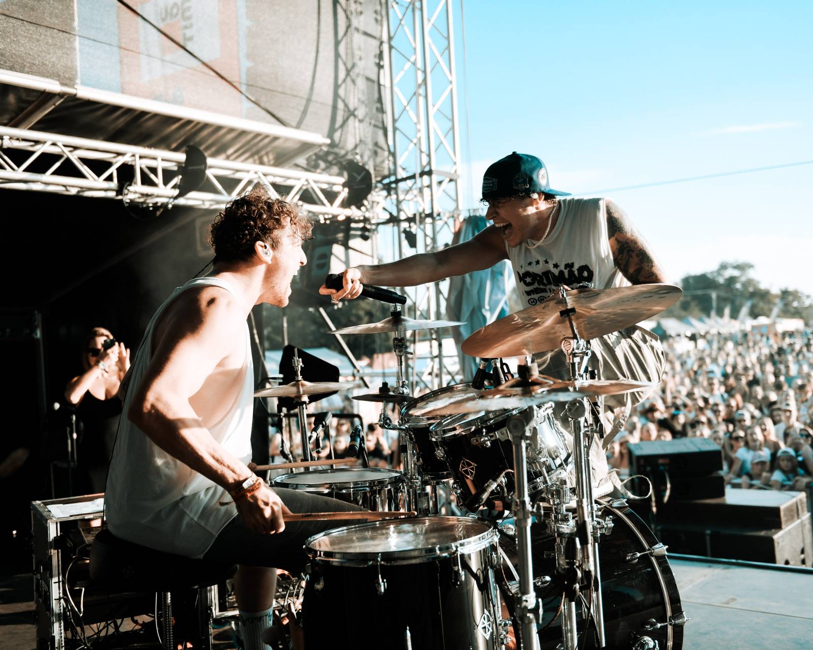 Na Hradech CZ bylo horko nejen kvůli vysokým teplotám. Ben Cristovao a Sofian Medjmedj rozžhavili na Veveří fanynky