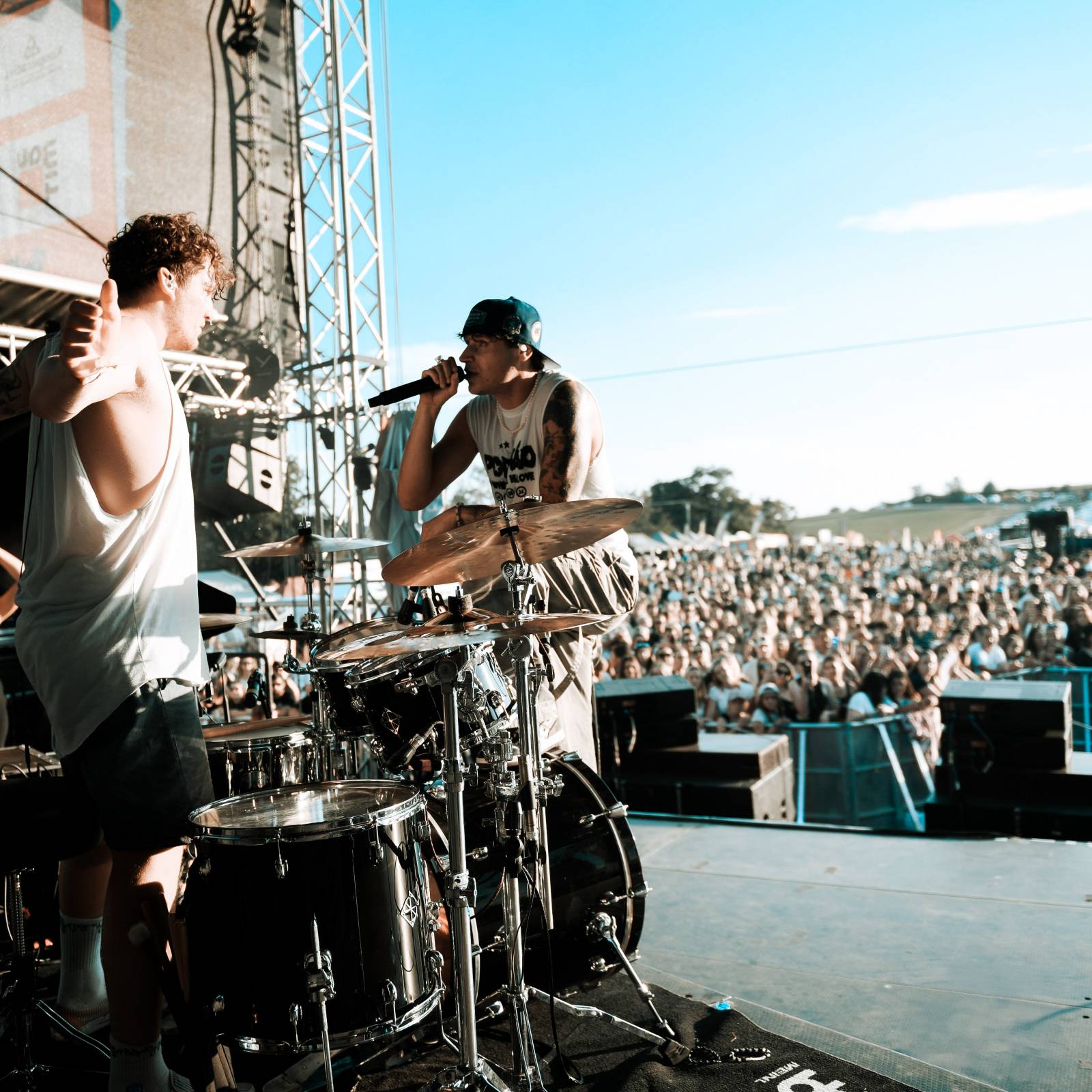 Na Hradech CZ bylo horko nejen kvůli vysokým teplotám. Ben Cristovao a Sofian Medjmedj rozžhavili na Veveří fanynky