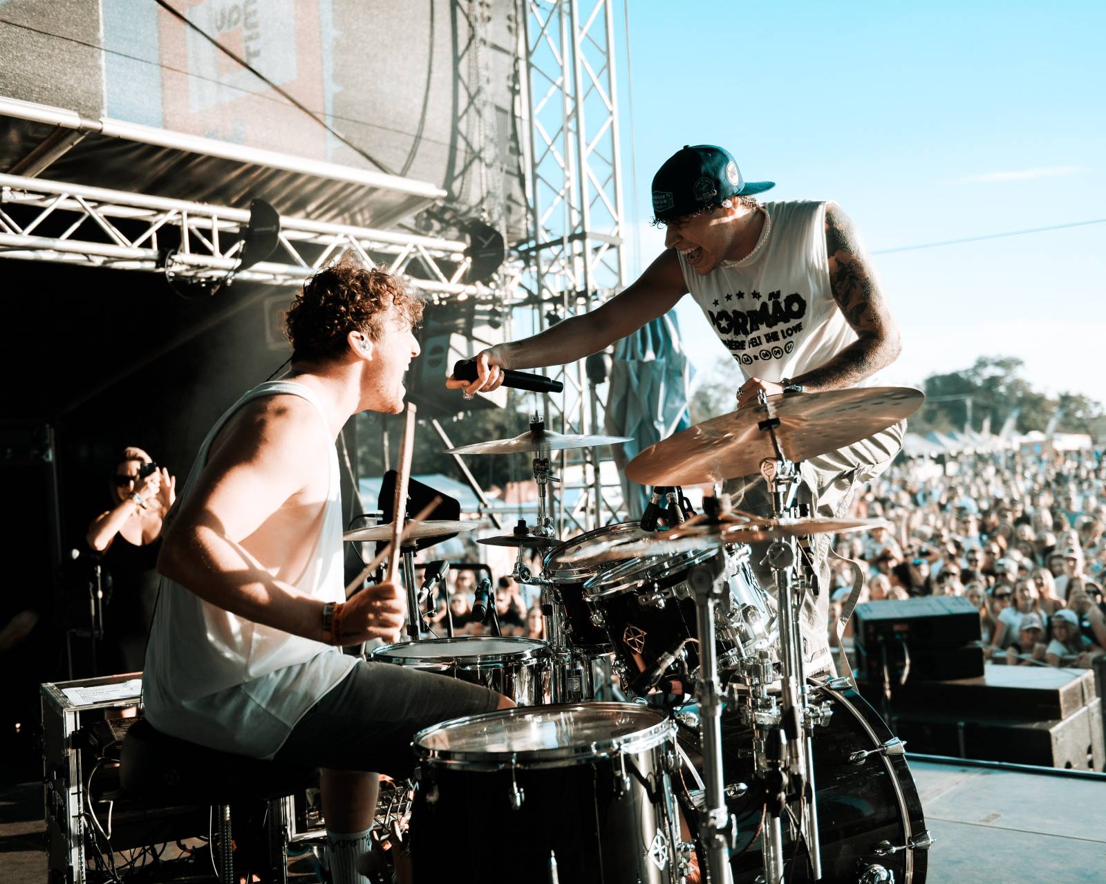 Na Hradech CZ bylo horko nejen kvůli vysokým teplotám. Ben Cristovao a Sofian Medjmedj rozžhavili na Veveří fanynky