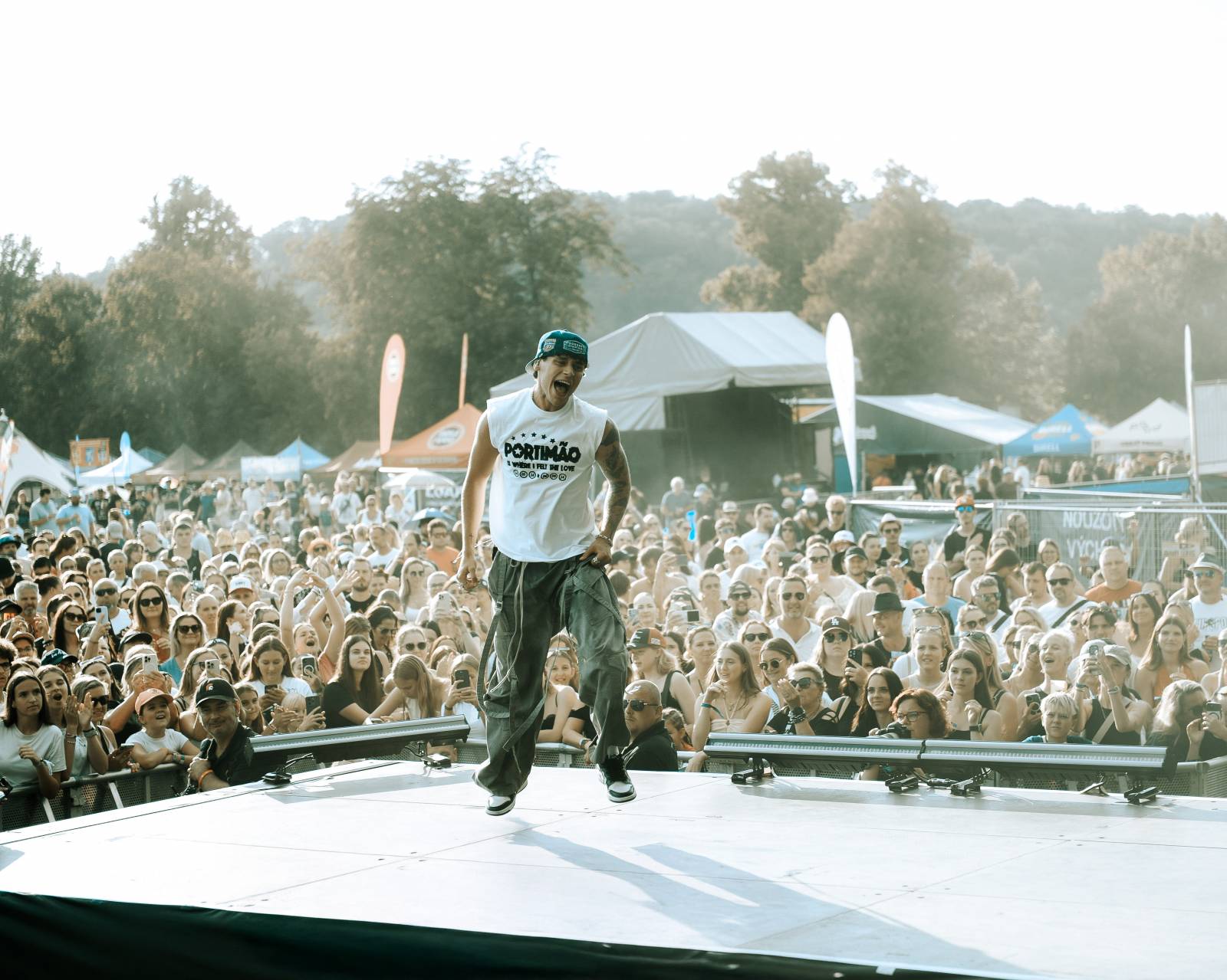 Na Hradech CZ bylo horko nejen kvůli vysokým teplotám. Ben Cristovao a Sofian Medjmedj rozžhavili na Veveří fanynky