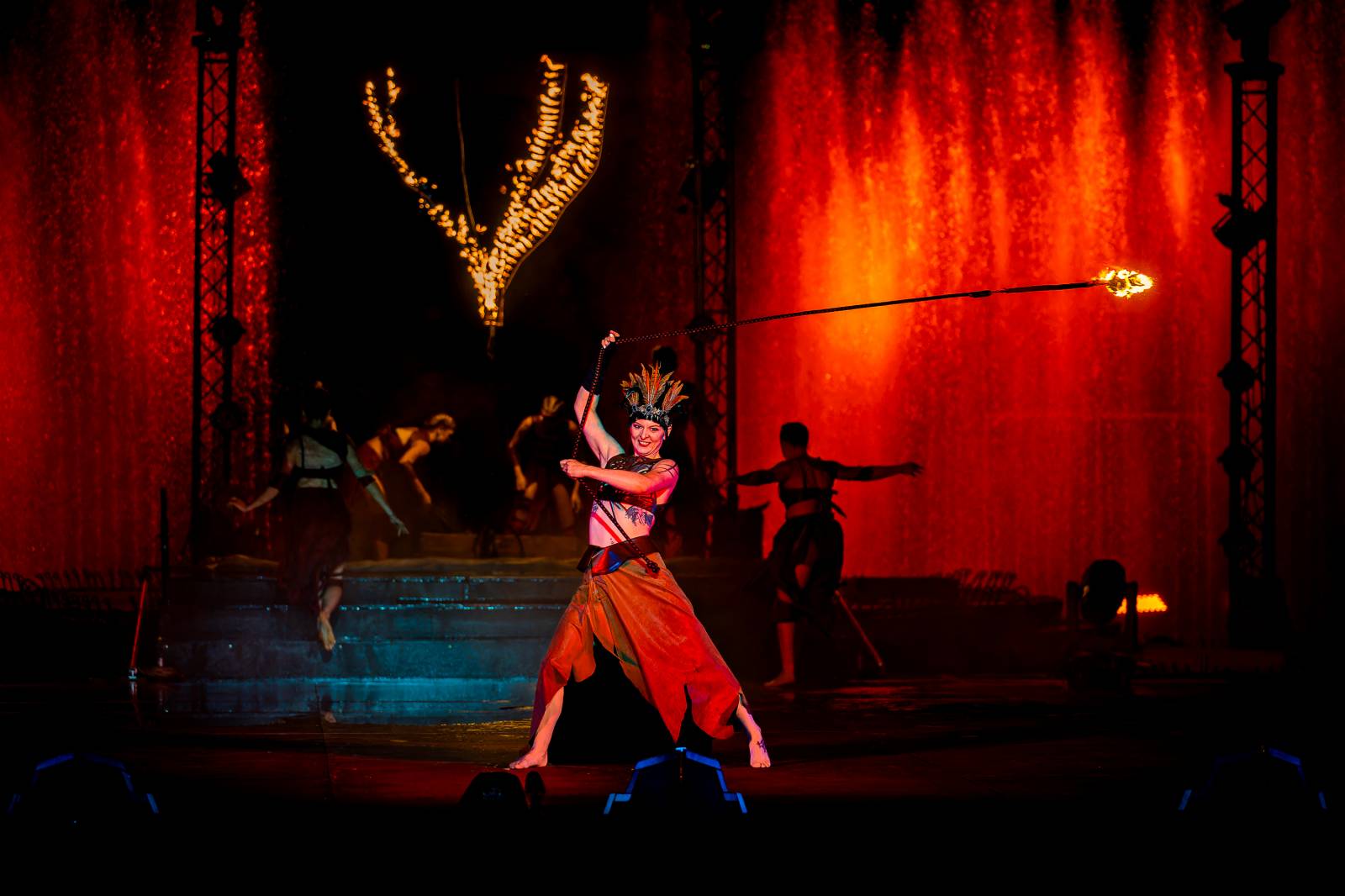 Fascinující spojení vody, světla, ohně a hudby. Show Magická fontána se loučí s Prahou